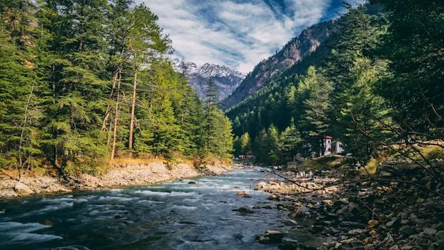 beautiful river in kullu manali